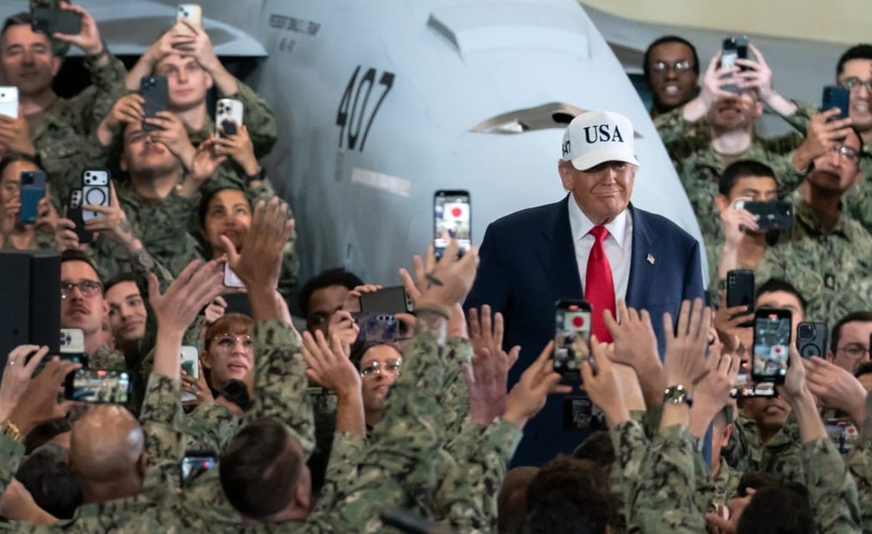 Ο Τραμπ σε αεροπλανοφόρο συνδέει εμπόριο με αποστολές