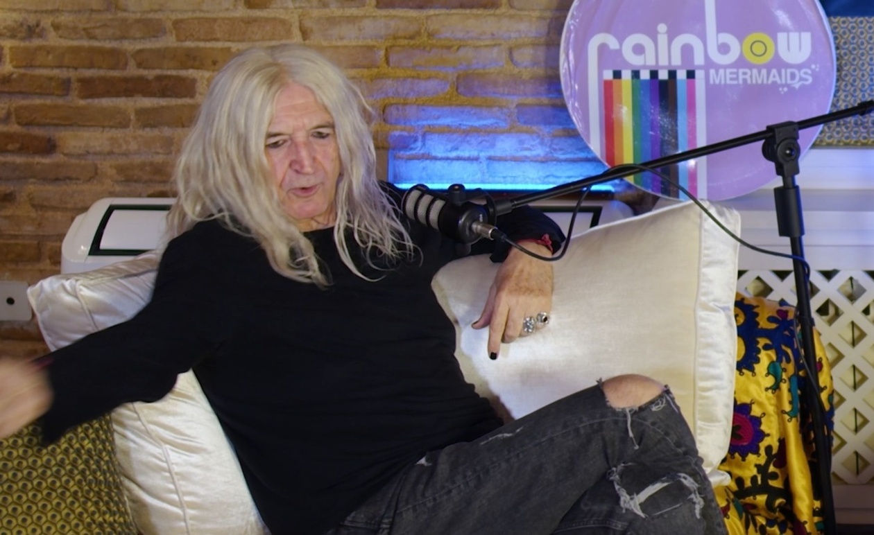 Ο Νίκος Καρβέλας αφηγείται το επεισόδιο της εισόδου στο γραφείο μιας δισκογραφικής εταιρείας