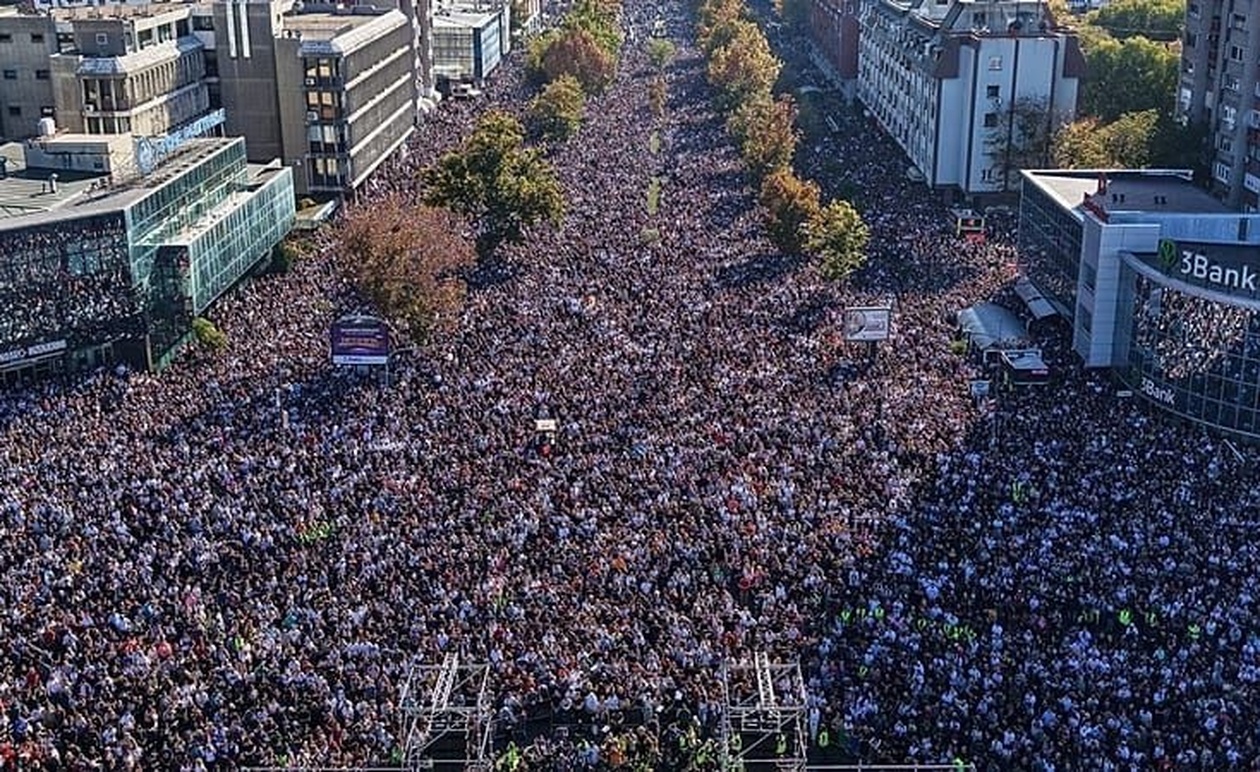 Μια μητέρα απεργεί πείνας μπροστά στο κοινοβούλιο του Βελιγραδίου