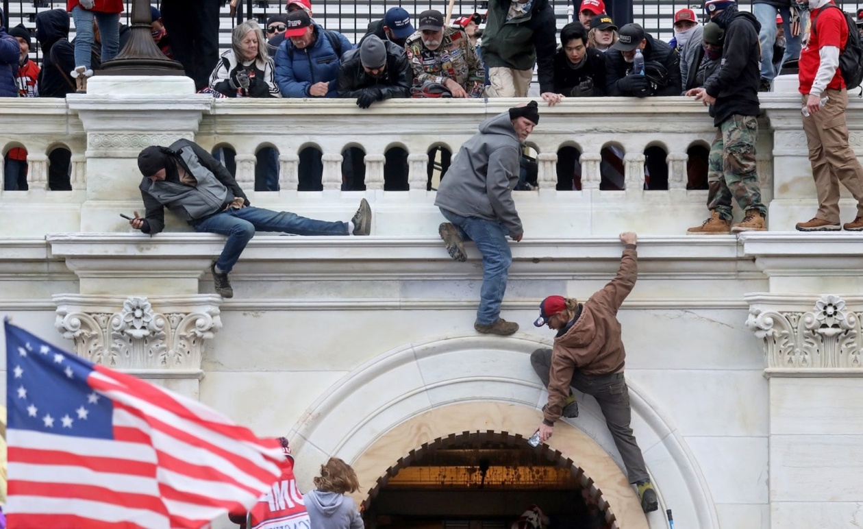 Το νομοσχέδιο για τον τερματισμό της διακοπής λειτουργίας επιτρέπει την άσκηση αγωγών για τα γεγονότα της 6ης Ιανουαρίου