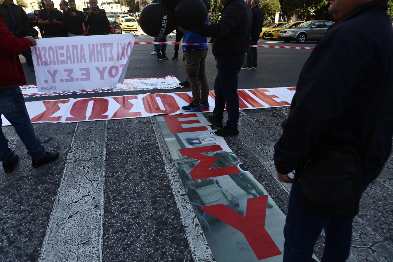 Συγκεντρώσεις στο κέντρο της Αθήνας — ιατρονοσηλευτικό προσωπικό και εκπαιδευτικοί