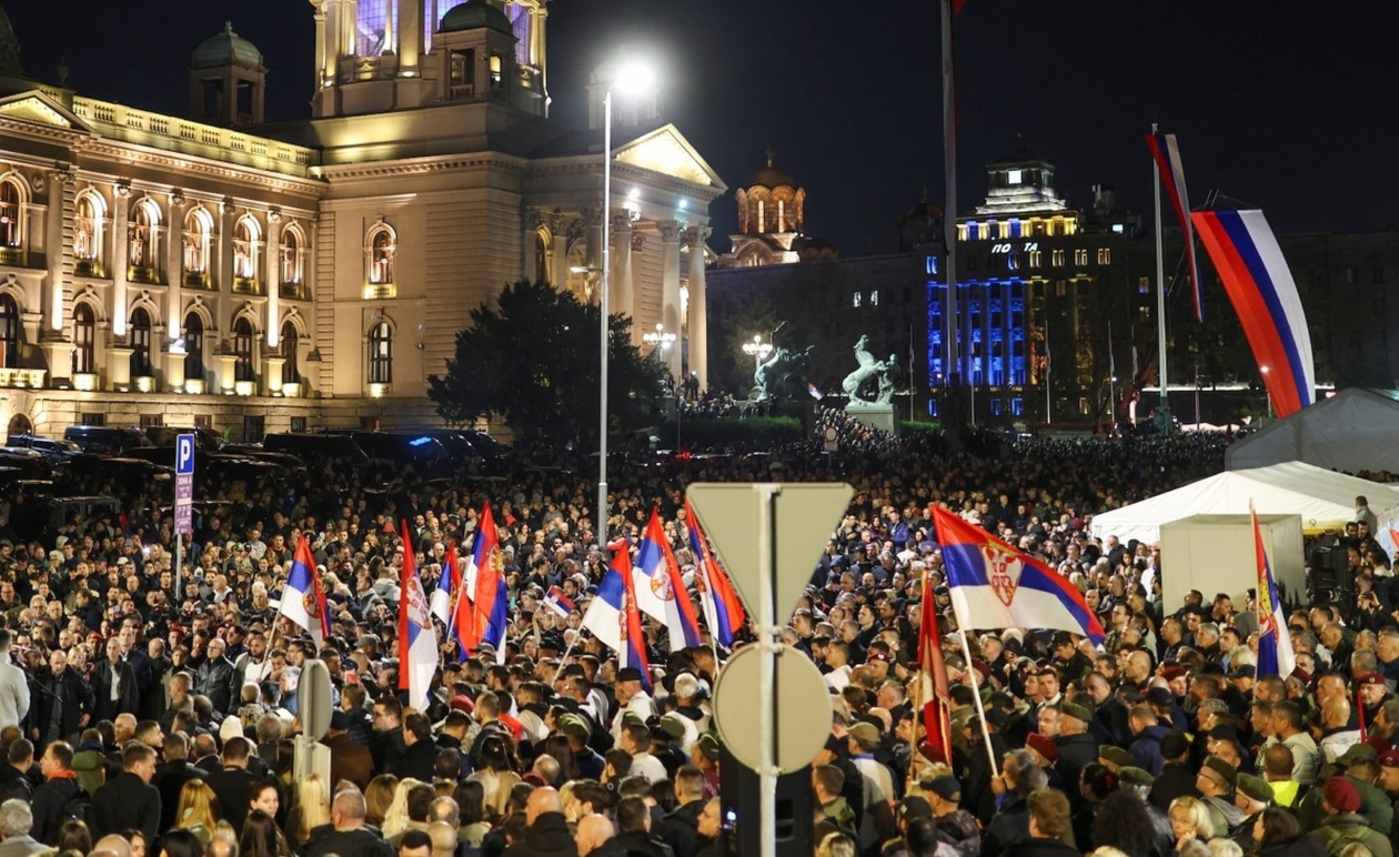 Χιλιάδες στο Βελιγράδι υποστηρίζουν τον Βούτσιτς