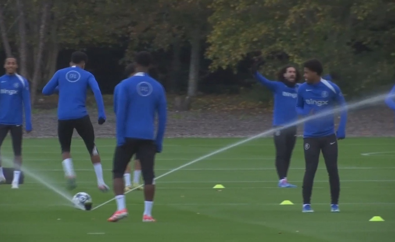 Η προπόνηση της Τσέλσι πριν από τον αγώνα διακόπηκε από έναν ψεκαστήρα νερού