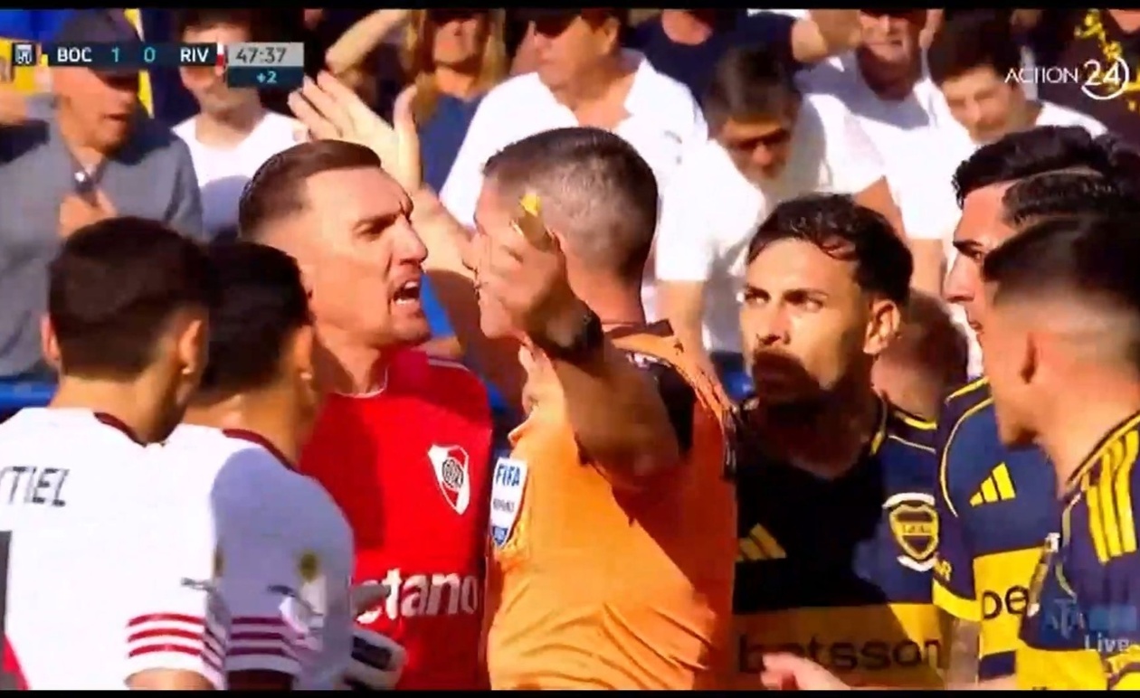 Οι παίκτες των Millonarios όρμησαν ομαδικά προς τον διαιτητή μετά το γκολ του Σεμπάγιος