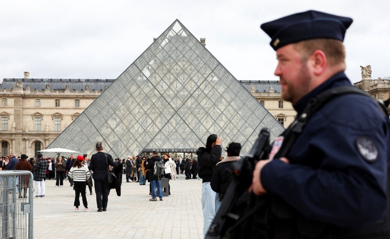Το Λούβρο ενισχύει την ασφάλεια με 100 εξωτερικές κάμερες μετά τη ληστεία
