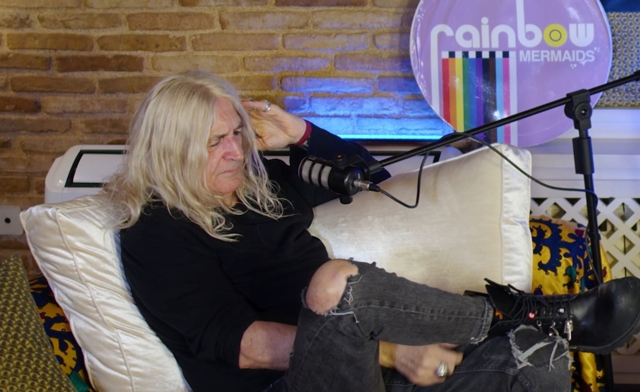 Ο Νίκος Καρβέλας μιλά για την έμπνευση πίσω από το «Σε περίπτωση που»