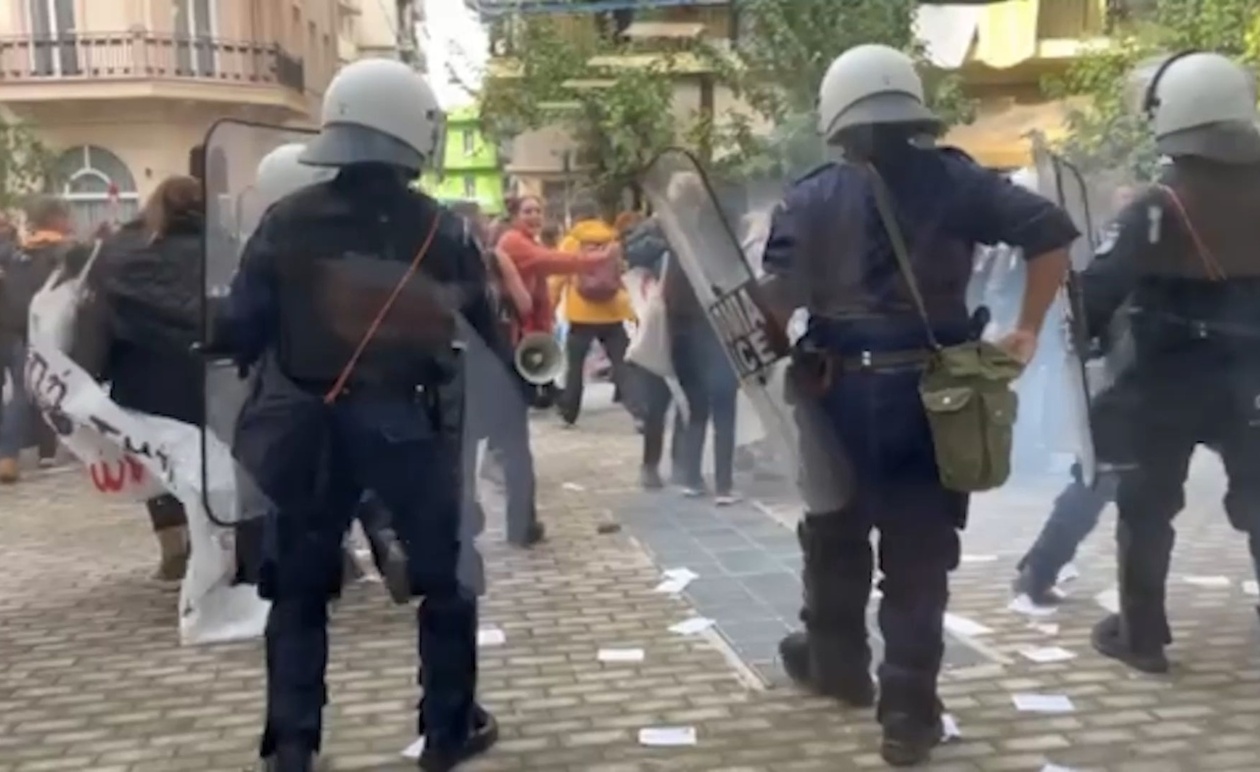 Επεισόδια στο Μεταξουργείο: Ένταση μεταξύ ΜΑΤ και εκπαιδευτικών στη Διεύθυνση Πρωτοβάθμιας Εκπαίδευσης