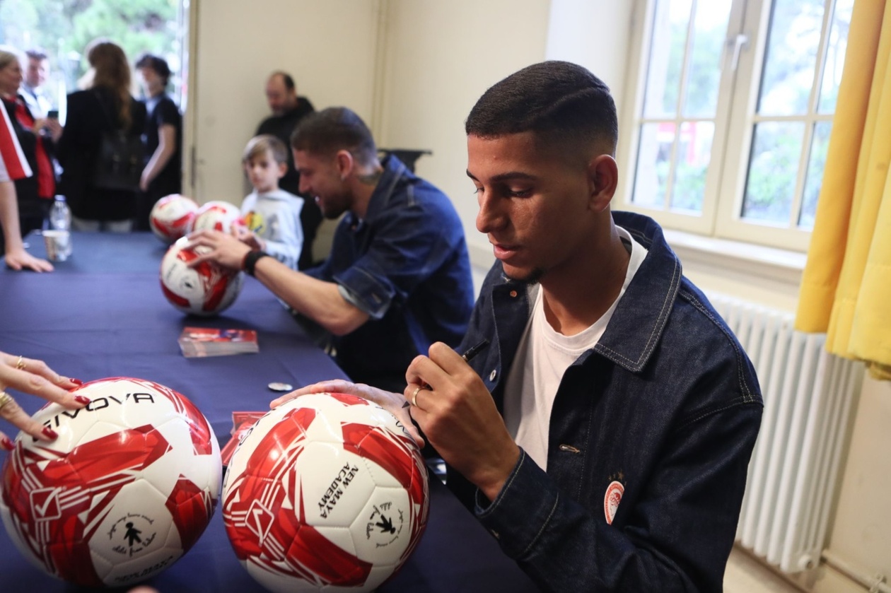 Πασχαλάκης και Μάνσα: Χαμόγελα και αυτόγραφα στο χριστουγεννιάτικο bazaar του Κολλεγίου Αθηνών