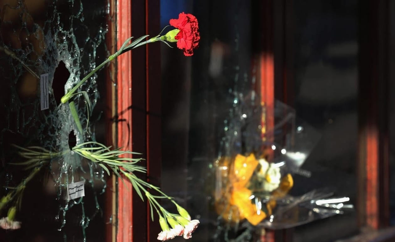 Δέκα χρόνια μετά τις επιθέσεις στο Παρίσι, η γαλλική πολιτική εξακολουθεί να φέρει τραύματα