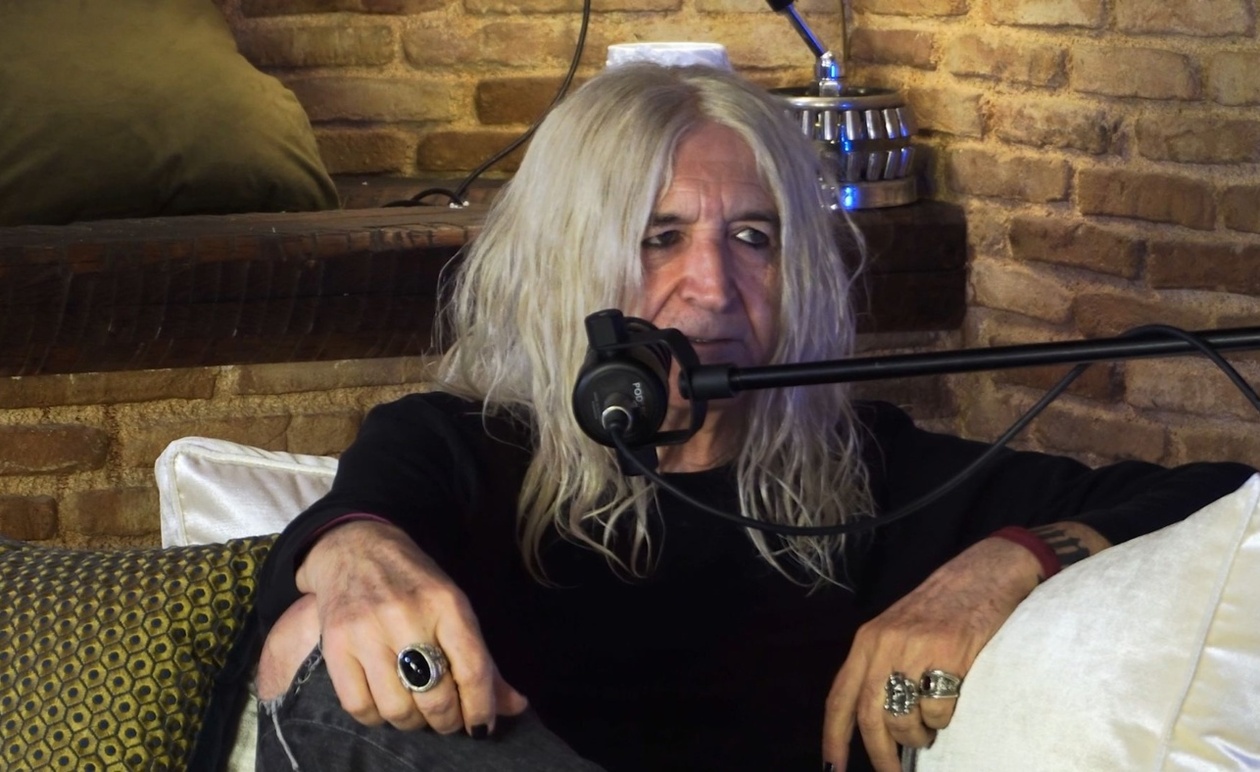 Ο Νίκος Καρβέλας μιλά για την πρώτη του φιλία