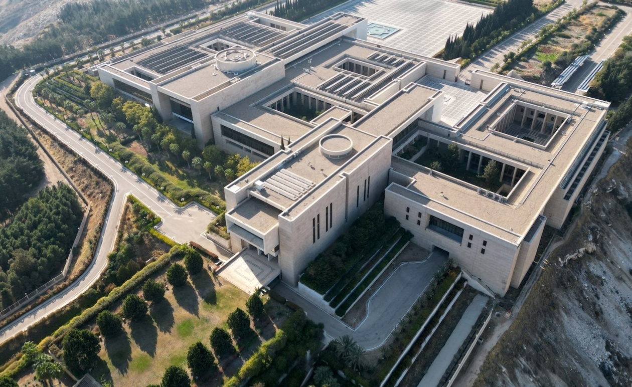 Ο Αχμέντ αλ-Σάραα επιβάλλει τάξη σε πρώην πιστούς με δριμύ μήνυμα για διαφθορά