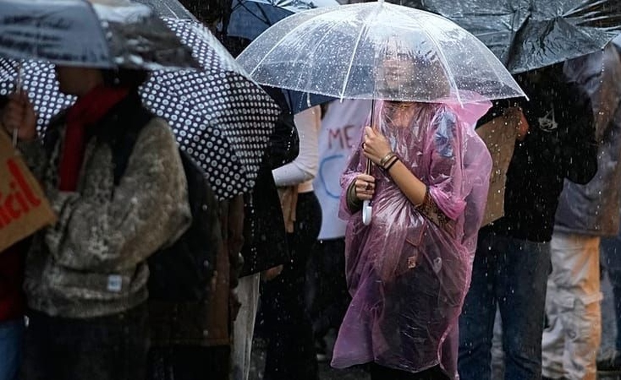 Μια κακοκαιρία στην Πορτογαλία προκαλεί πάνω από χίλια περιστατικά