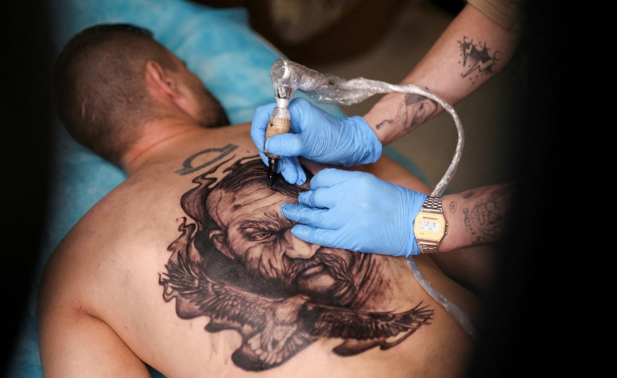 Τα τατουάζ γίνονται τρόπος μνήμης και παρηγοριάς για τους Ουκρανούς