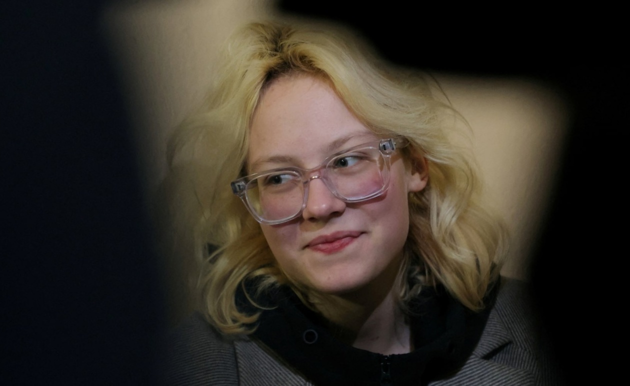 Μια έφηβη μουσικός του δρόμου συνελήφθη όταν αποφυλακίστηκε μετά την έκτιση της ποινής της