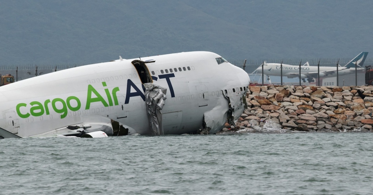 Έρευνα για τη συντριβή στο Χονγκ Κονγκ: Επιτάχυνση κινητήρα μετά την προσγείωση