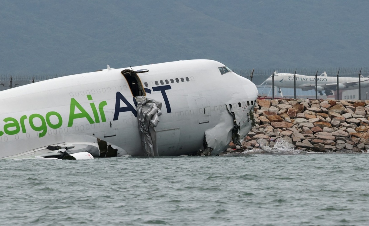 Έρευνα για τη συντριβή στο Χονγκ Κονγκ: Επιτάχυνση κινητήρα μετά την προσγείωση