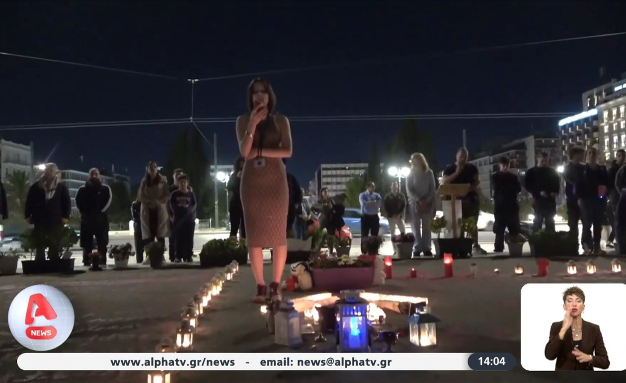 Ο καθαρισμός στο μνημείο των Τεμπών στο Σύνταγμα