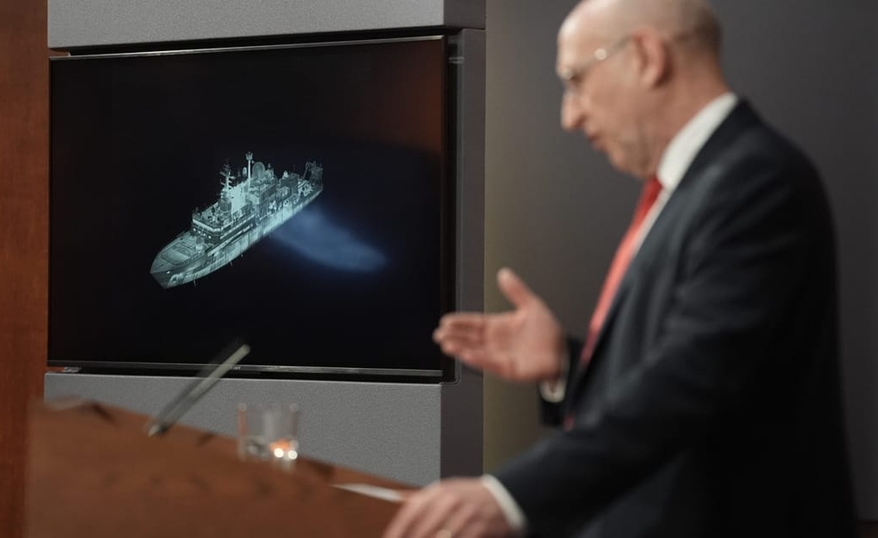 Ρωσικό κατασκοπευτικό πλοίο έστρεψε λέιζερ κατά βρετανικών δυνάμεων, λέει ο υπουργός Άμυνας