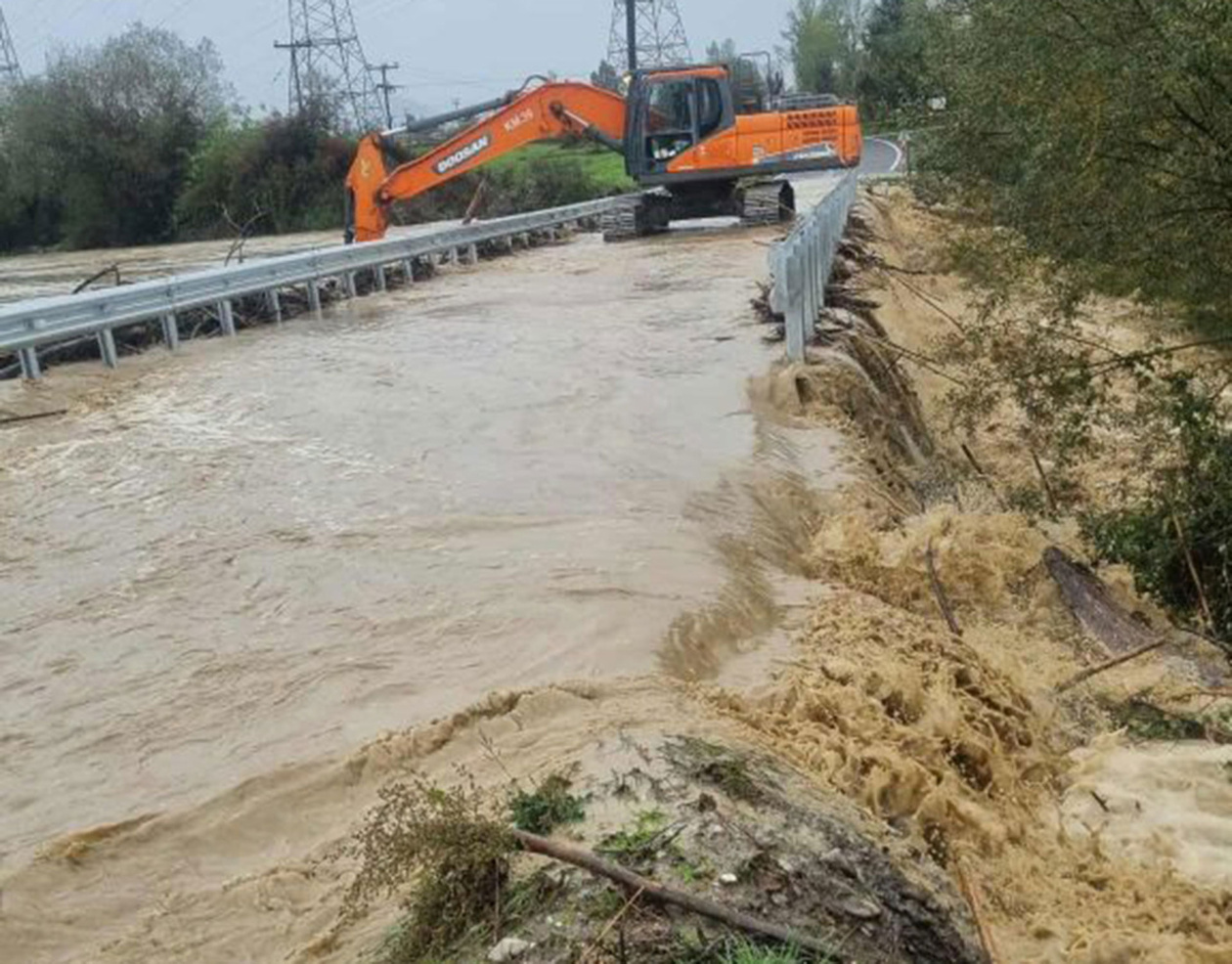 Ο κακός καιρός προκαλεί προβλήματα σε ολόκληρη τη χώρα