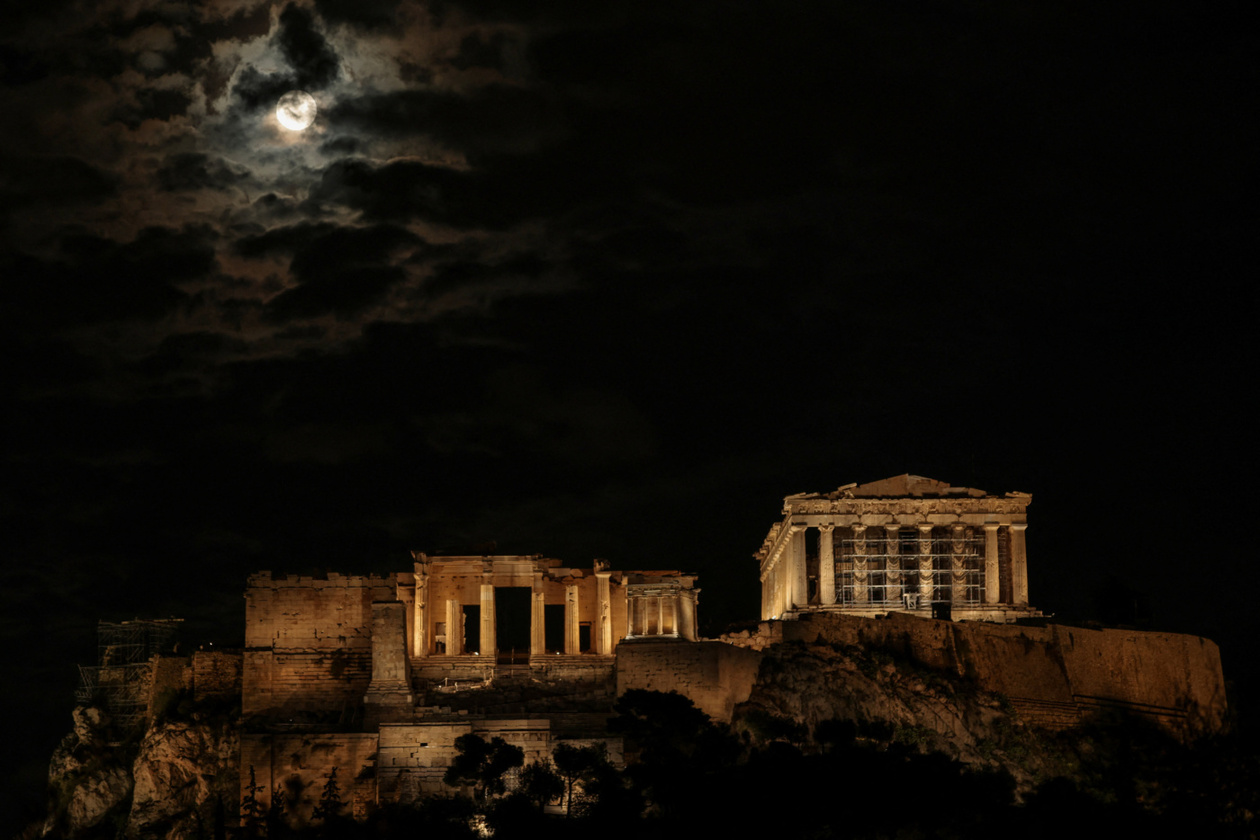 Η υπερπανσέληνος του Φεγγαριού του Κάστορα φωτίζει τον νυχτερινό ουρανό