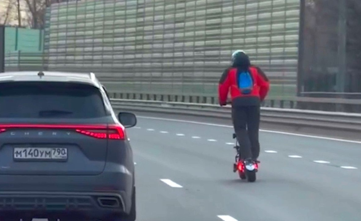 Ένας αναβάτης ηλεκτρικού πατινιού στη Μόσχα κινούνταν με ταχύτητα 110 χλμ/ώρα