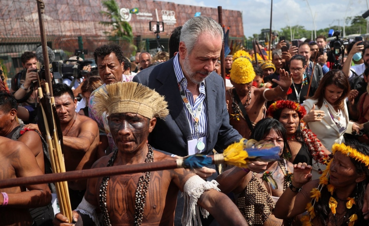 Η COP30 σε κρίσιμο σταυροδρόμι: Οι διαπραγματεύσεις για τα ορυκτά καύσιμα και ο αγώνας των αυτόχθονων πληθυσμών