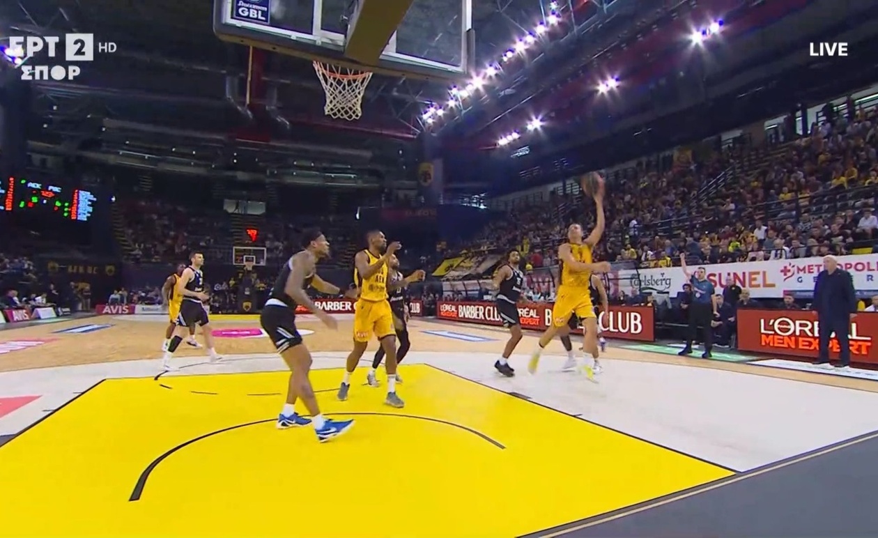 Ακροβατικό τελείωμα του Φλιώνη στο ματς ΑΕΚ-ΠΑΟΚ