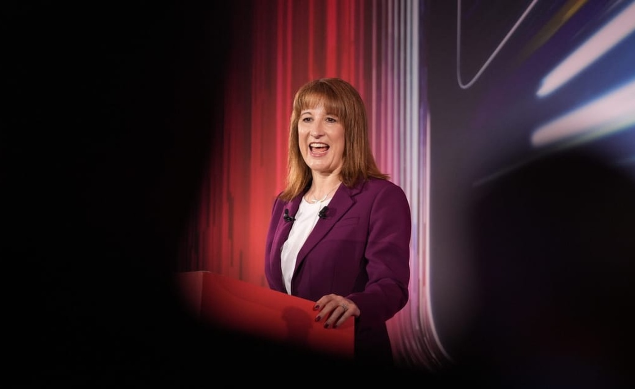 Η Rachel Reeves ζητά από βρετανούς να επενδύσουν σε μετοχές