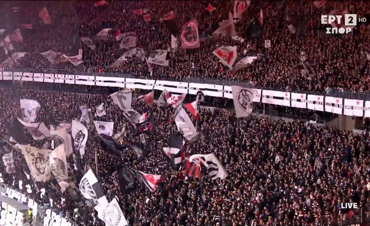 Η ατμόσφαιρα στον αγώνα της Άιντραχτ με τη Ντόρτμουντ στη Φρανκφούρτη