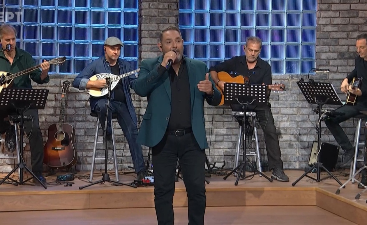 Ο Στέλιος Διονυσίου ερμηνεύει το διαχρονικό «Δυο Παλληκάρια απ’ τ’ Αϊβαλί» στην ΕΡΤ1