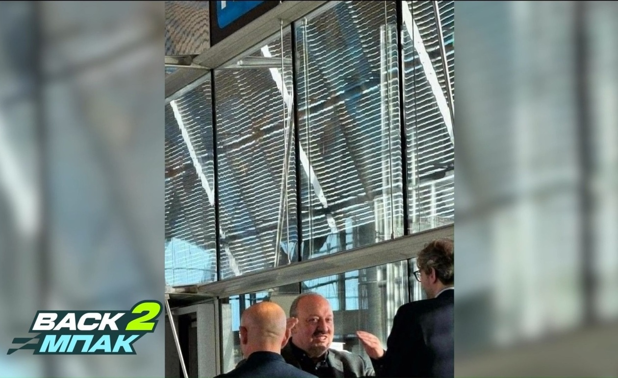 Ράφα Μπενίτεθ: Αποκλειστική Φωτογραφία Λίγο πριν την Πτήση για Αθήνα