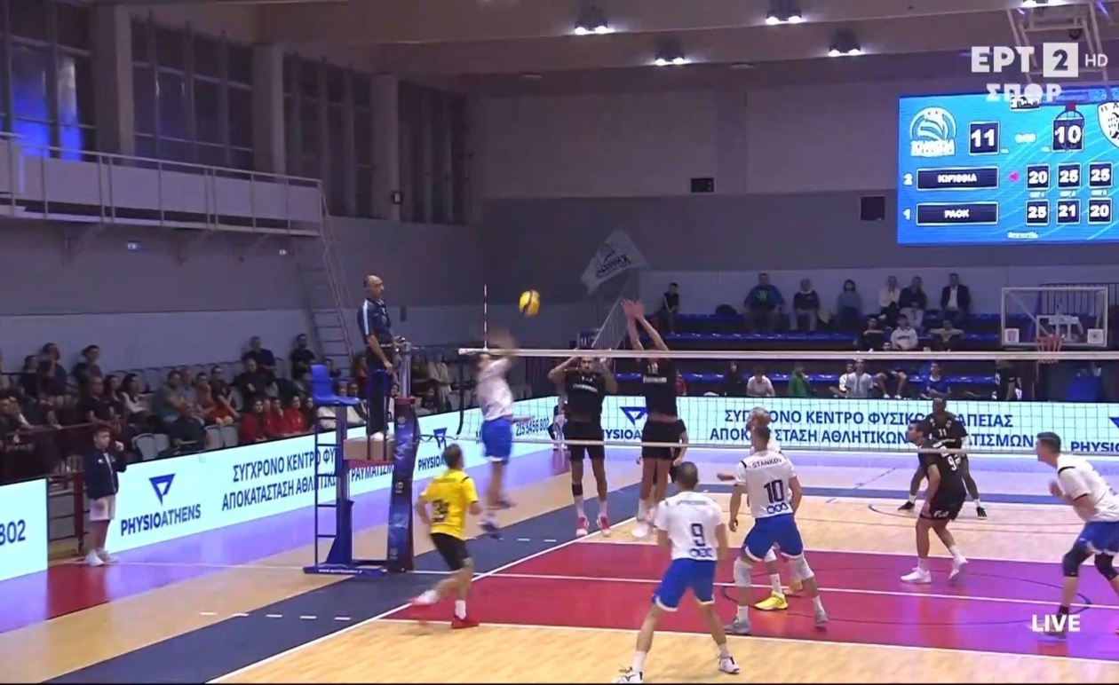 Ο Κωτσάκης, αφού έπεσε για να σώσει την μπάλα, σηκώθηκε γρήγορα και χάρισε έναν πόντο στην Κηφισιά