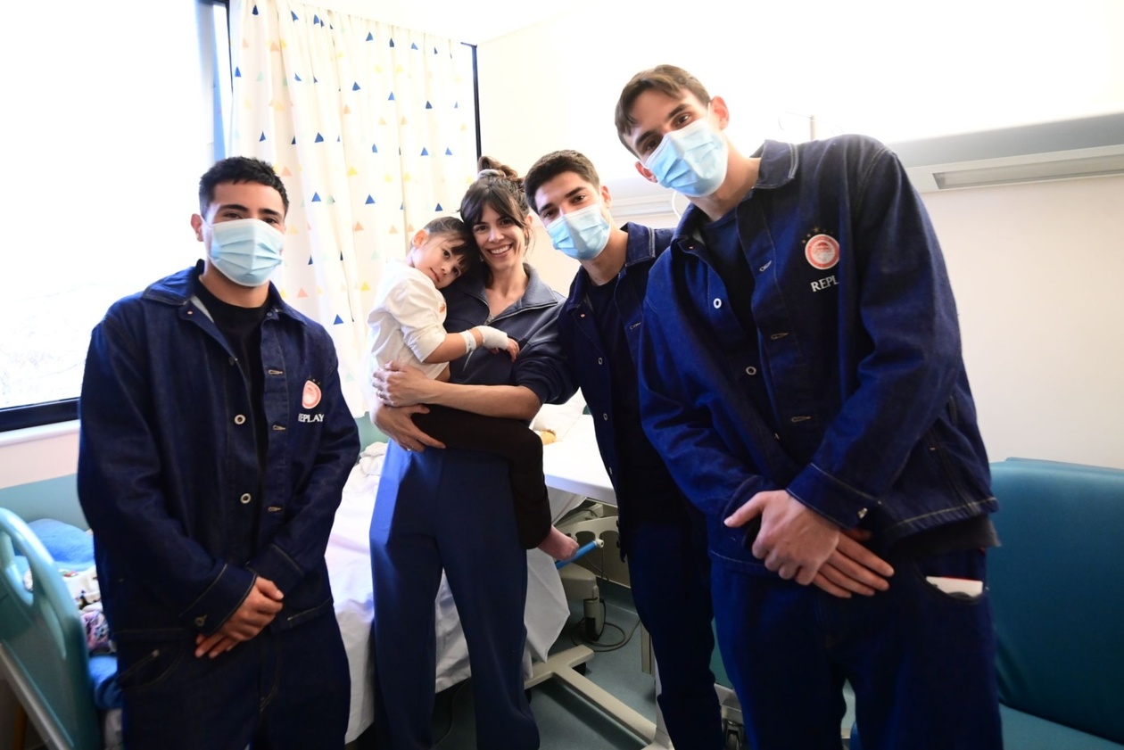 Ολυμπιακός: Ερυθρόλευκα χαμόγελα – Δώρα και ελπίδα στο Παιδιατρικό Κέντρο Αθηνών