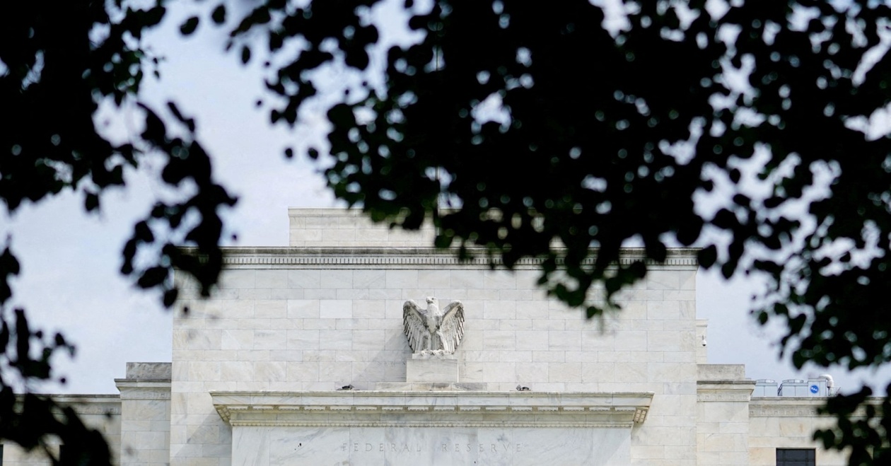 Η Fed μειώνει επιτόκια ενώ το shutdown θολώνει τα στοιχεία