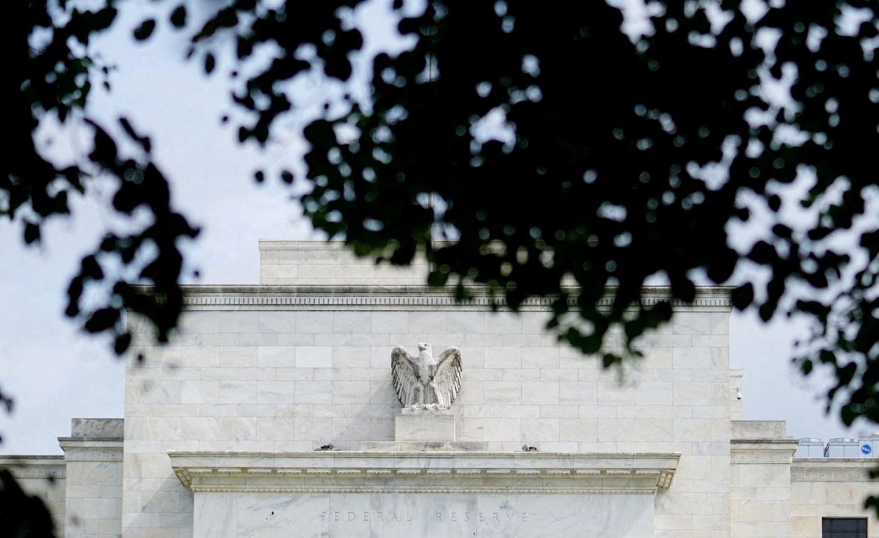 Η Fed μειώνει επιτόκια ενώ το shutdown θολώνει τα στοιχεία