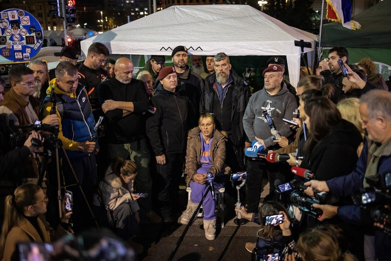 Σερβίδα μητέρα σταματά την απεργία πείνας για να ενωθεί με τις αντικυβερνητικές διαδηλώσεις