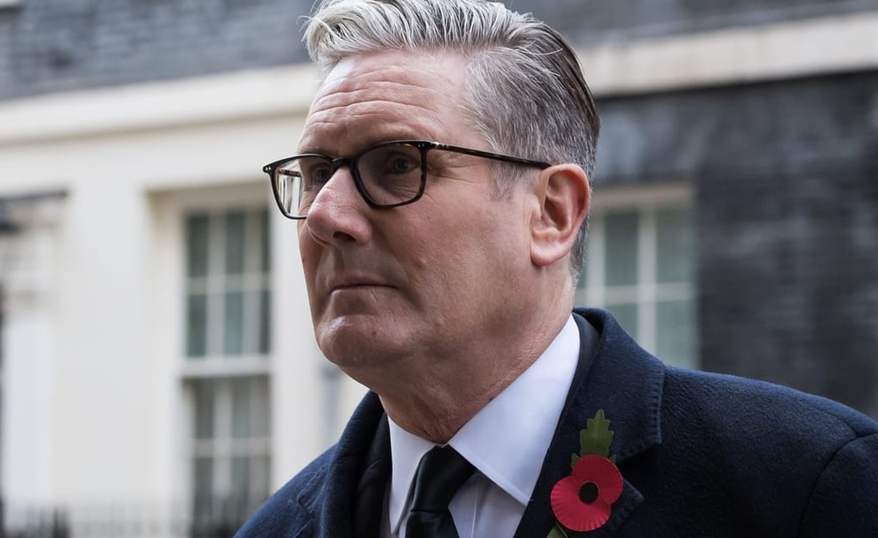 Η κυβέρνηση του Στάρμερ αντιμετωπίζει πολιτική πίεση