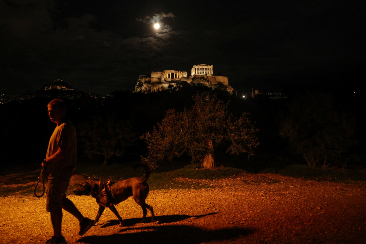 Η υπερπανσέληνος του Φεγγαριού του Κάστορα φωτίζει τον νυχτερινό ουρανό