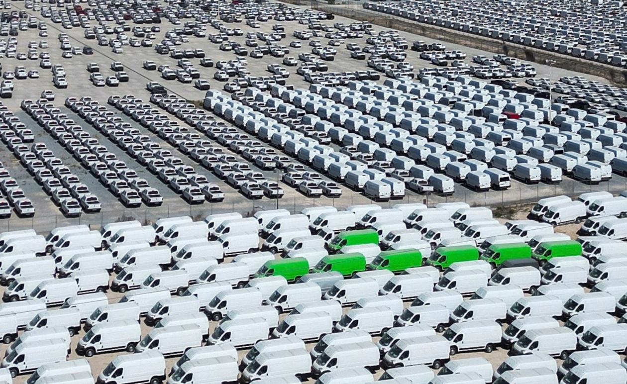 Η Stellantis αντιμετωπίζει απρόβλεπτες χρεώσεις που αναστατώνουν επενδυτές