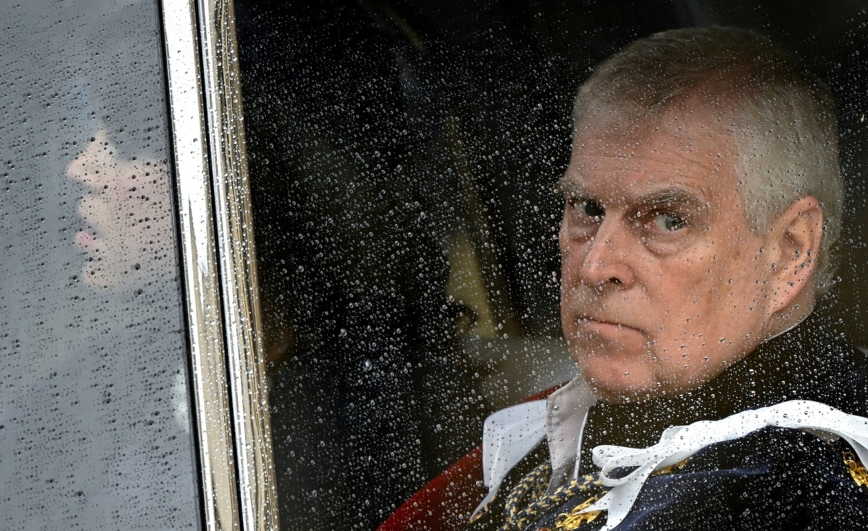 Ο βασιλιάς Κάρολος αφαιρεί τίτλους από τον πρίγκιπα Andrew