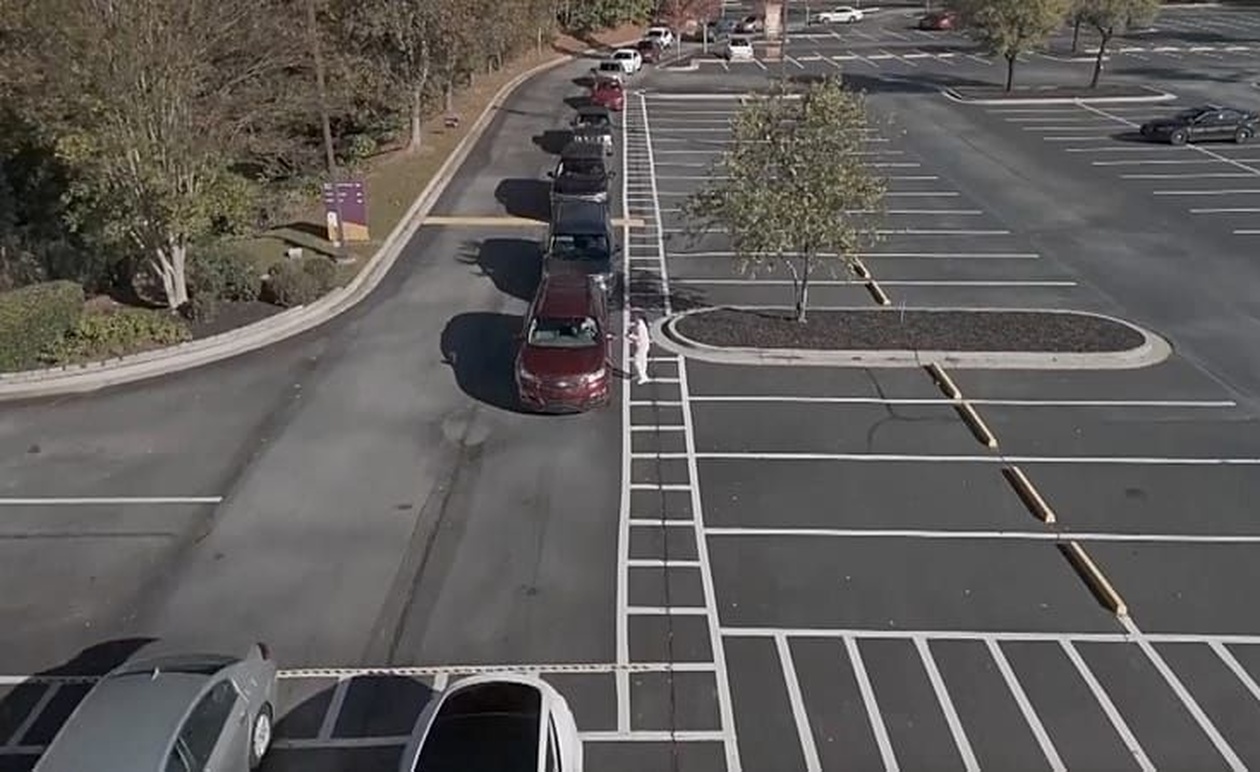 Χιλιάδες Αμερικανοί σχημάτισαν ουρές για να λάβουν τρόφιμα λόγω της διακοπής λειτουργίας της κυβέρνησης