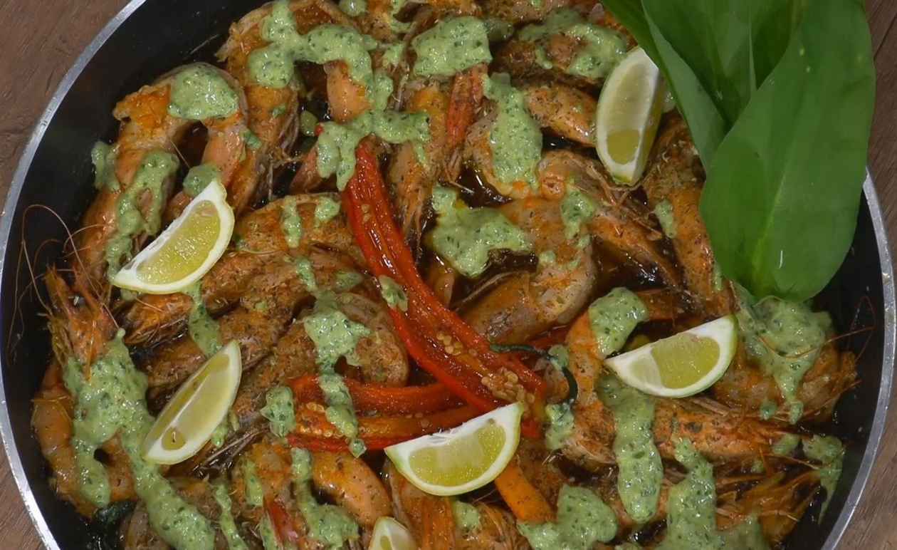 Μια συνταγή με γαρίδες σε πέστο άγριου σκόρδου Σάμου