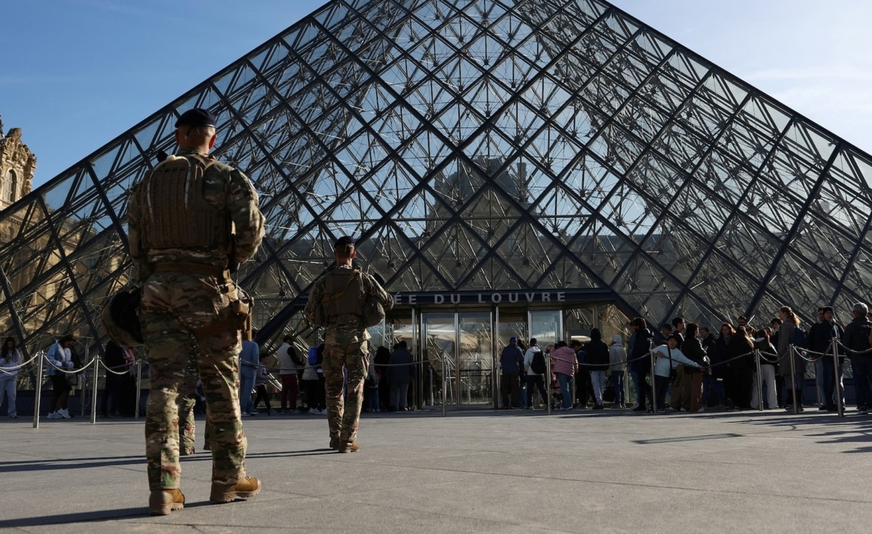 Η εισαγγελία δήλωσε ότι η κλοπή στο Λούβρο διαπράχθηκε από μια μικρής κλίμακας εγκληματική ομάδα