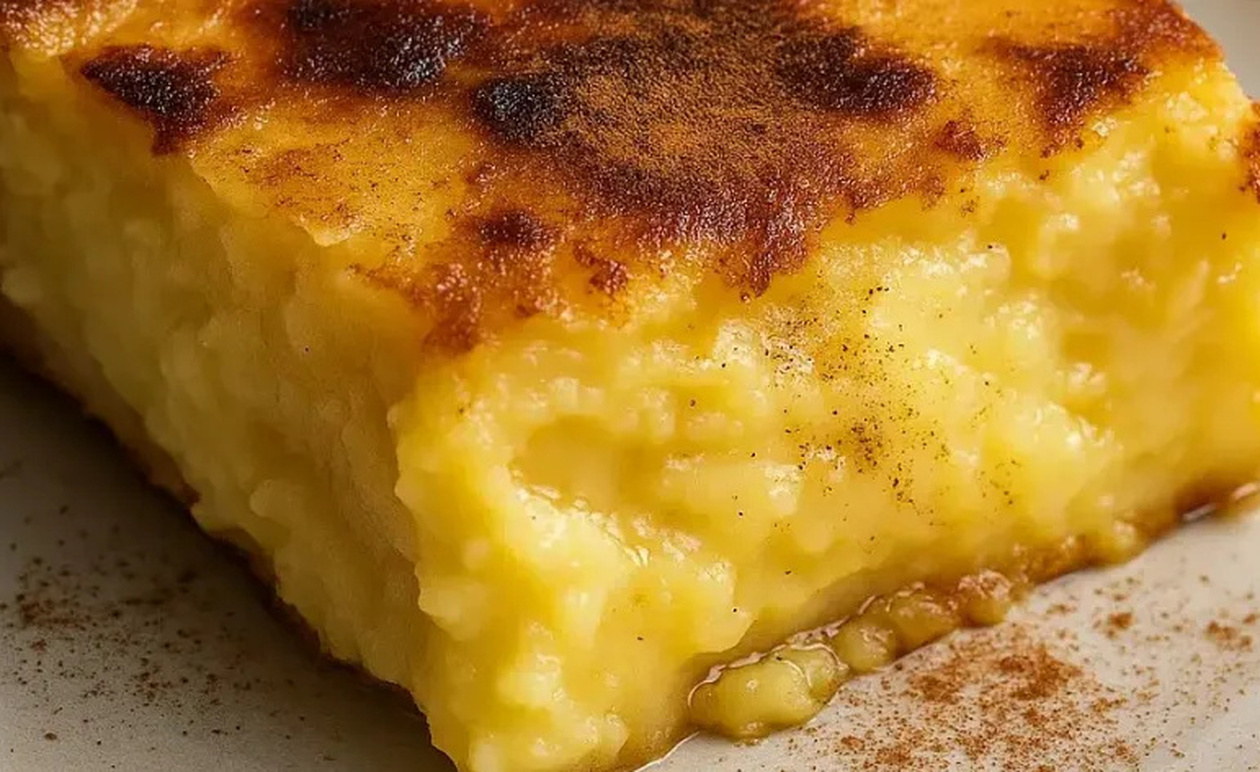 Μόλις τη βγάλεις από τον φούρνο, μυρίζει όλο το σπίτι – η πιο αφράτη γαλατόπιτα ever!