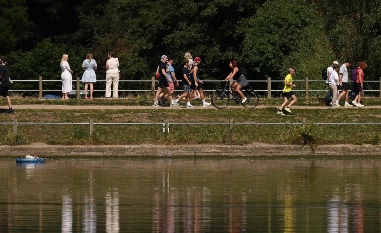 Η καθαρή μετανάστευση στη Βρετανία αναθεωρήθηκε προς τα κάτω: Περισσότεροι Βρετανοί μετανάστευσαν