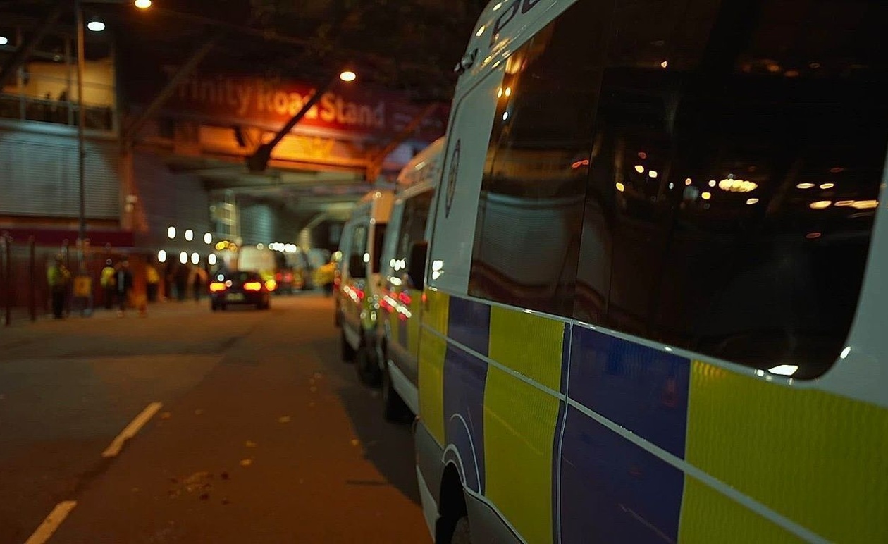 Διαδηλωτές υπέρ της Παλαιστίνης συγκεντρώθηκαν έξω από το στάδιο Villa Park, πραγματοποιώντας προ-αγωνιστική συγκέντρωση