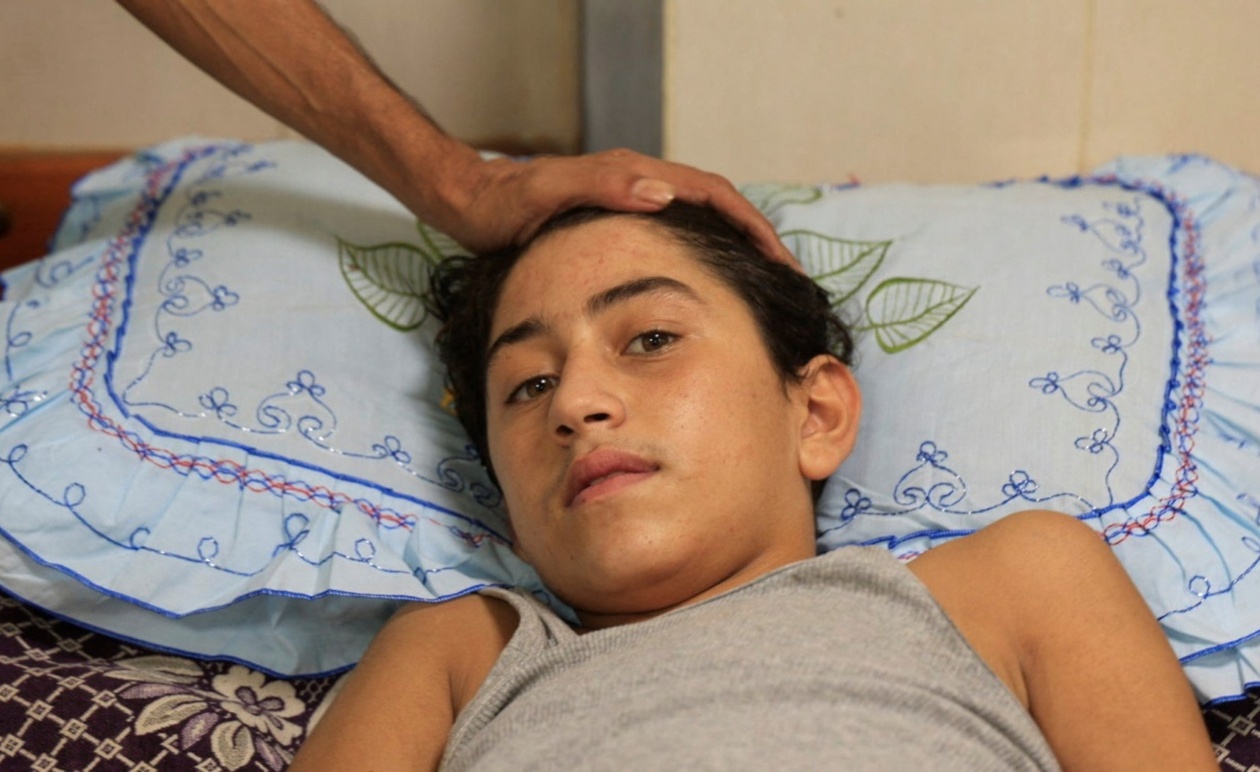 Ένας έφηβος περιμένει για χειρουργική επέμβαση σε νοσοκομείο στη Γάζα