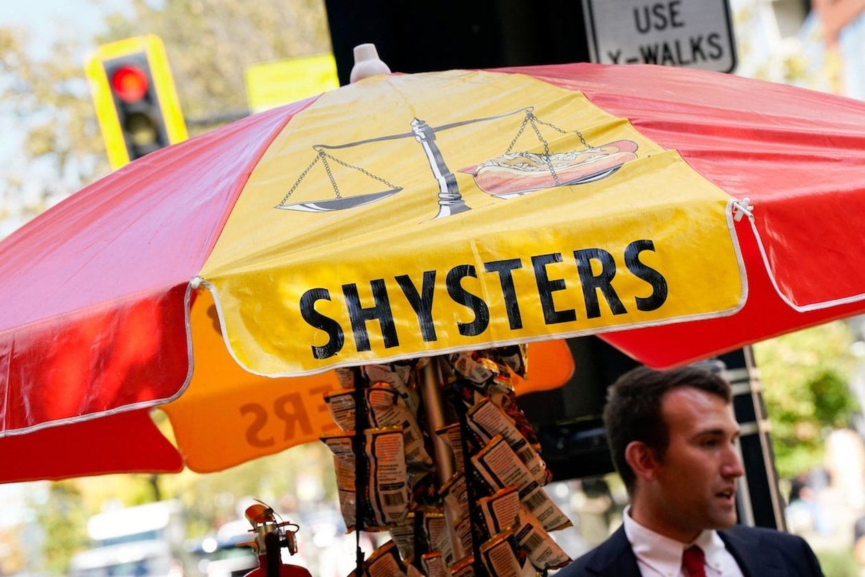 Δικηγόρος της IRS σε αναστολή πωλεί hot dog στην Ουάσιγκτον