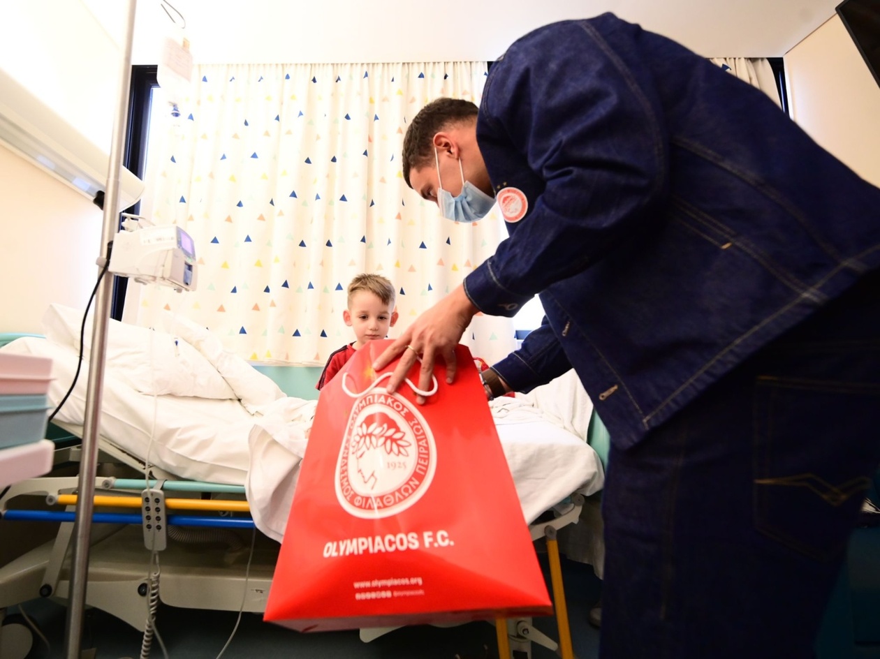 Ολυμπιακός: Ερυθρόλευκα χαμόγελα – Δώρα και ελπίδα στο Παιδιατρικό Κέντρο Αθηνών