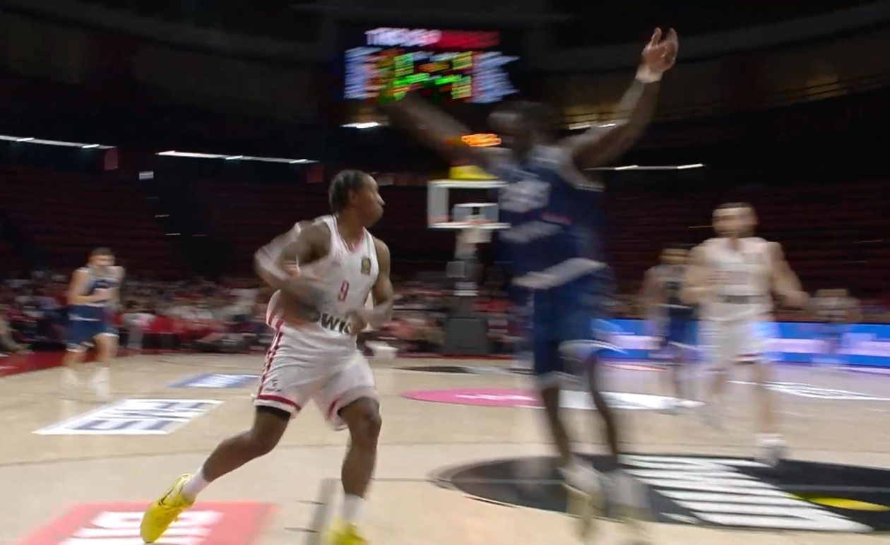 Πάσα πίσω από την πλάτη από τον Ολυμπιακό — γκολ από τον Νεζιχπογλού